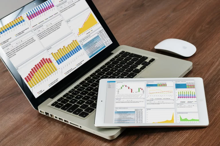 Dashboard BNS na notebooku a tabletu